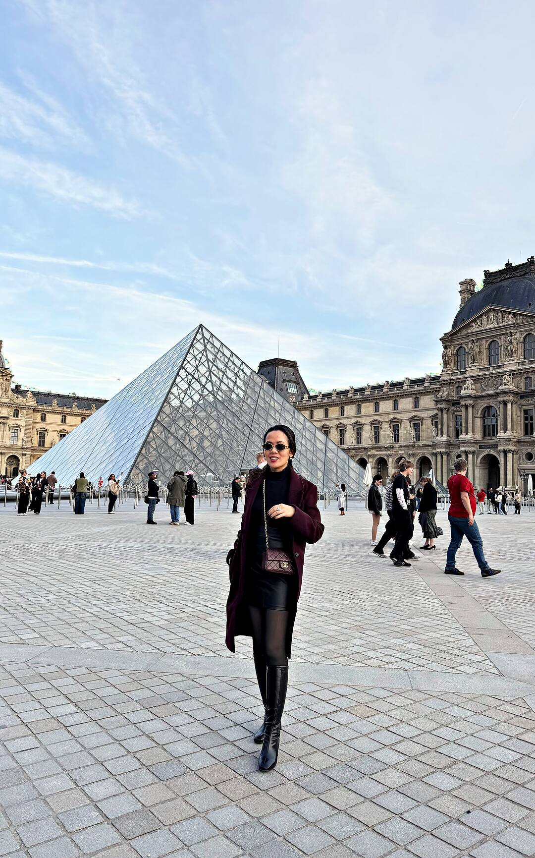 Peserta Avenir di depan piramida Louvre, Paris
