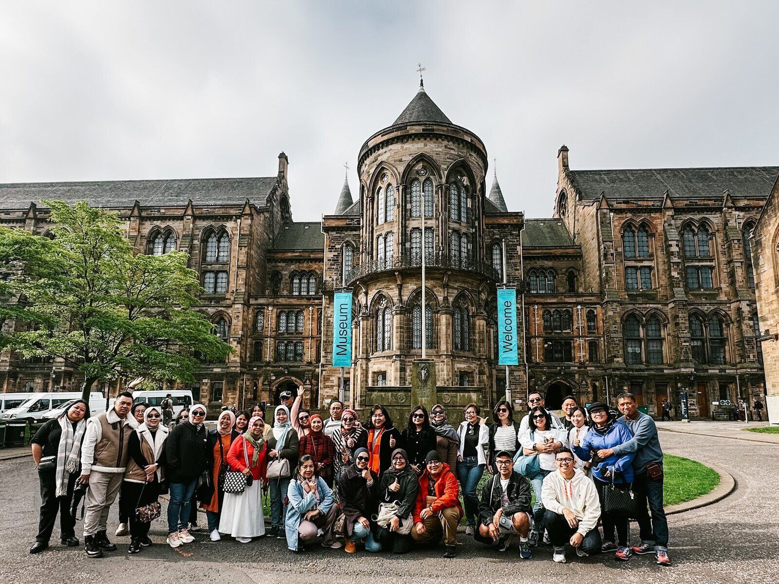 Rombongan Avenir di depan University of Glasgow, Skotlandia