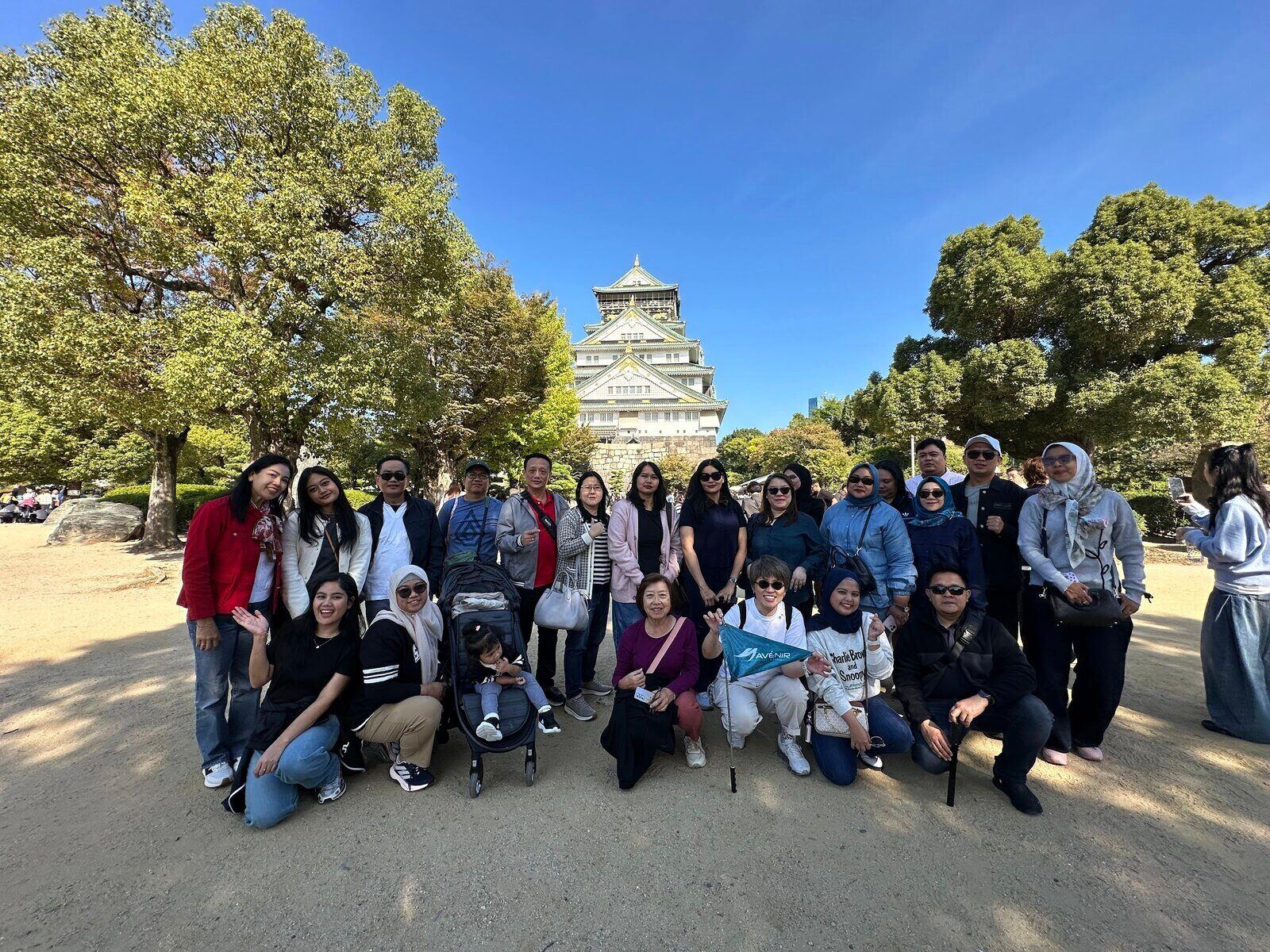 Rombongan Avenir di depan Osaka Castle, Jepang